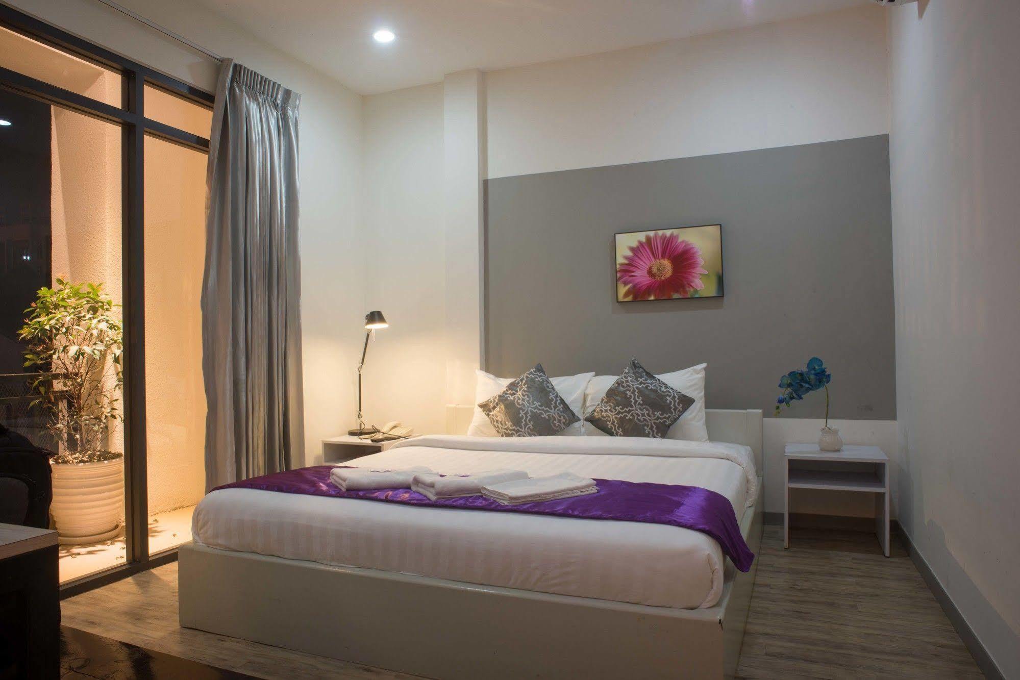 White Residence Hotel & Apartment Phnom Penh Exterior photo